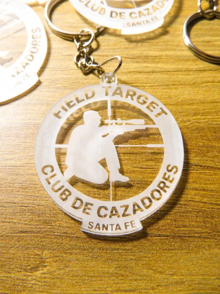 Llavero de acrílico personalizado con el logo de un club